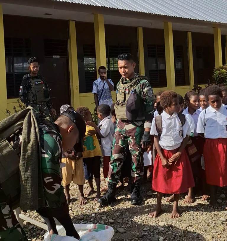 Satgas Yonif 611/Awl Bantu Pendidikan di Pedalaman Papua