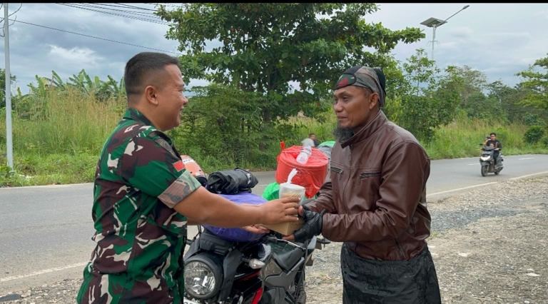 Semangat Ramadan, Yonif 623/BWU Berbagi Takjil untuk Warga Banjarbaru